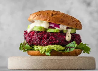 Top 10 veganskih restavracij v Ljubljani, ki imajo tudi študentske bone Vegan burger with beetroot cutlet, avocado and vegan mayo sauce on gray background. Healthy veggie food. Close up