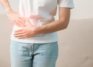 Kaj draži žolč in na to nismo pozorni Woman having abdomen pain on the sofa at home. Liver cancer and Tumor, kidney cancer, Jaundice, Viral Hepatitis, Cirrhosis, Failure, Enlarged, Hepatic Encephalopathy, Stomach and health concept