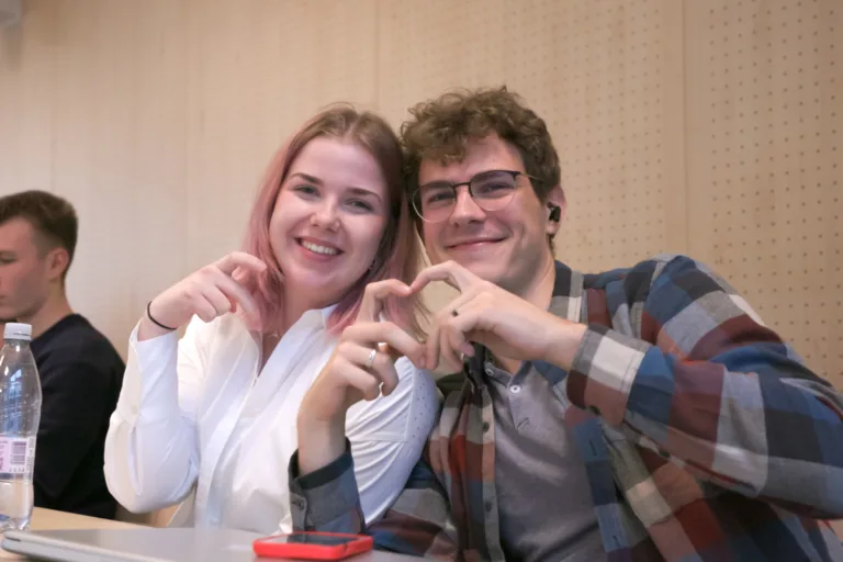 Jesenska šola standardizacije: kjer teorija sreča prakso
