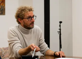 (Intervju) Alessandro d’Avenia: »Knjige služijo temu, da ne pozabimo živeti« Alessandro d'Avenia je avtor knjig Bela kot mleko, rdeča kot kri; Stvari, ki jih nihče ne ve; Kar ni pekel; Umetnost krhkosti in Klic