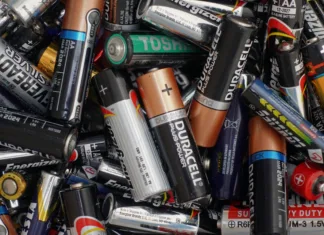 So dražje baterije boljše? To morate vedeti, ko kupujete baterije Athens, Greece - December 21, 2019: Battery recycling. Pile of used alkaline batteries.