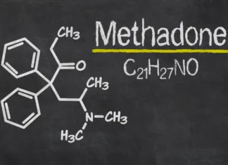 Kaj je metadon? Blackboard with the chemical formula of Methadone