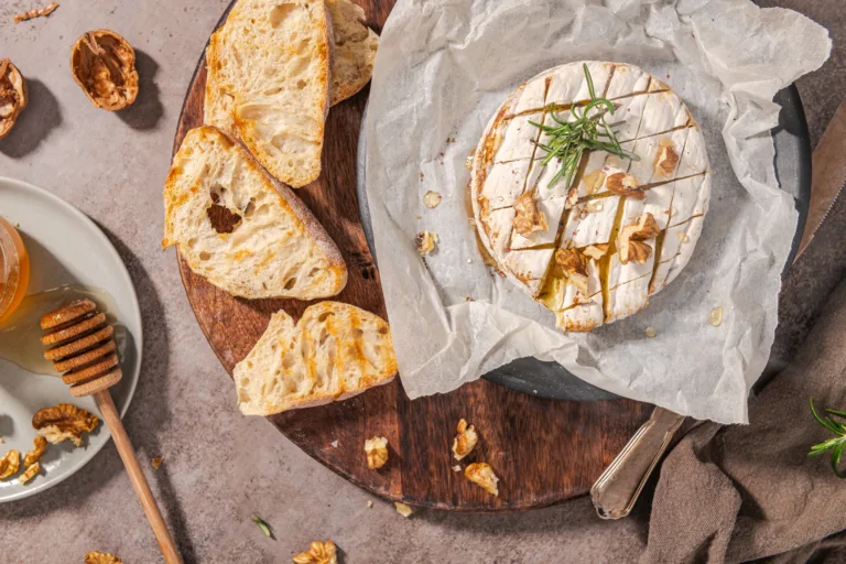Pečeni sir camembert bo skriti adut priprave hrane v zaključku leta