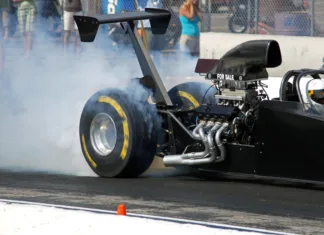Izumili prvo olje za dirkalne motorje na rastlinski pogon Burning rubber at the start of the drag race