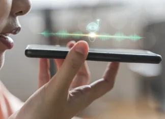 Ste vedeli, da lahko ChatGPT lahko zdaj tudi pokličete po telefonu? Close up of pretty woman holding in hand smart phone talking with digital assistant or friend distantly uses easy voice messaging, concept of modern ai technology, voice recognition, online translator