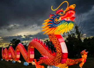 Kdaj je kitajsko novo leto in zakaj je vsakič na drug datum? Denver Colorado, “Bright Nights Festival” at Four Mile Historic Park. 8/11/2023. Traditional Chinese paper lantern sculptures lighting up the park.