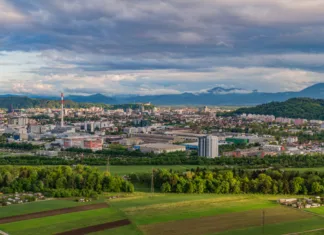 V Ljubljani 600 novih stanovanj DRONE: Flying towards industrial-residential neighborhood of Šiška, Ljubljana on a cloudy summer afternoon. Dark stormy clouds gather above an urban neighborhood in the capital city of Slovenia.