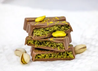 3 sladice z dubajsko čokolado Dubai Chocolate bar with green kadayif and pistachio spread with pistachio nuts close up