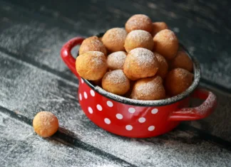 Koliko kalorij imajo tvoje najljubše praznične pregrehe? Fritule - Croatian mini doughnuts. Selective focus