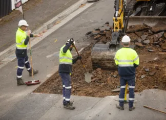 Stara dolenjska avtocesta ne bo dokončana letos: Zakaj je prišlo do zamude? Hobart, Tasmania, Australia, September 14, 2023: View of machinery and workers repairing street surface ready to lay new bitumen on a suburban road at The Glebe, near central Hobart city