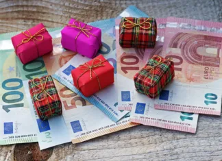 Od 2400 do 4900 evrov božičnice: Kje jo bodo prejeli? How much Euro is spent on Christmas presents? Christmas gifts cost money