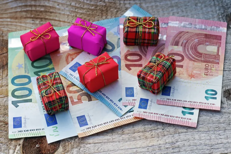Od 2400 do 4900 evrov božičnice: Kje jo bodo prejeli?