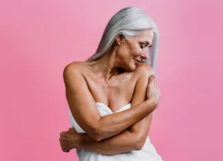 Zakaj menopavza nekatere ženske doleti prezgodaj? Image of a beautiful senior woman posing on a beauty photo session. Middle aged woman on a colored background. Concept about body positivity, self esteem and body acceptance