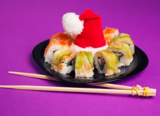 3 recepti za božični suši Maki sushi on purple background with santa hat