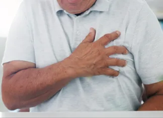 Slovenske občine, kjer je tveganje za kap največje: Je vaša med njimi? Man, hands and chest pain with heart, illness or cancer in discomfort, emergency or healthcare at hospital. Closeup of male person or patient with sore body, ache or breathing problem at clinic