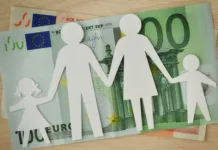Ste med njimi? Od marca višji prejemki za te družine v Sloveniji Paper family cut-out on euro banknotes - Family budget concept