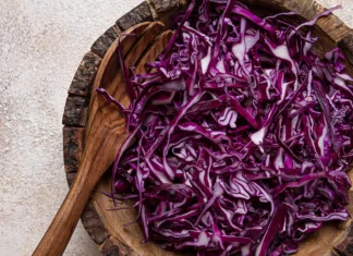 Rdeče zelje lahko uporabiš tudi tako, mnogi te prednosti ne poznajo red cabbage, sliced, in a wooden salad bowl, top view, no people,