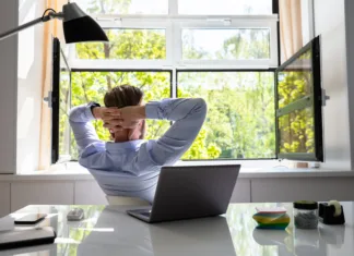 Zakaj imaš v pisarni slab zrak in kaj lahko narediš? Relaxed Young Businessman Relaxing On Chair Behind Desk At Office