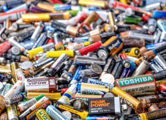 Pravilno shranjuješ baterije? Zanimivosti o baterijah, ki jih je dobro poznati Sibiu, Romania - December 01, 2021. Used batteries from different manufacturers, waste, collection and recycling, high danger for the environment. Batteries background