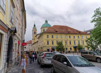 Z novim letom v središču Ljubljane parkirnina tudi ob nedeljah Sightseeing at the old town of City of Ljubljana with cathedral in the background and Vodnik Square in the foreground on a cloudy summer day. Photo taken August 9th, 2023, Ljubljana, Slovenia.