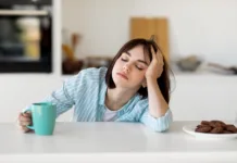 Najslabše spite pri teh letih – in to ni starost, ki jo pričakujete Sleepy young woman drinking coffee, feeling tired, suffering from insomnia and sleeping disorder. Sad female sitting in modern kitchen interior, empty space