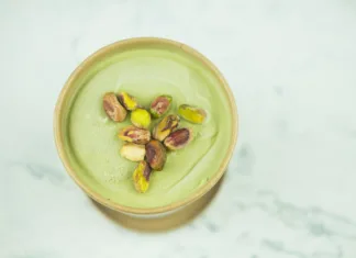 Recept za pistacijev liker, ki bo popestril praznično mizo Pistacijev liker