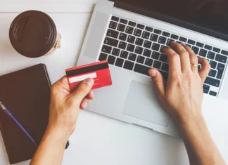 Ultimativni vodič po nakupu računalnika v letu 2025 za študente Top view of man using credit card for online shoping