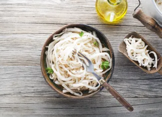 Zdravilni učinki kisle repe Traditional fresh and healthy sour turnip in bowl on wooden background