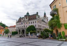 Ljubljanska univerza ključen člen novega Kompetenčnega centra za umetno inteligenco v Sloveniji University building at the old town of City of Ljubljana with entrance and sculpture in the foreground on a cloudy summer day. Photo taken August 9th, 2023, Ljubljana, Slovenia.