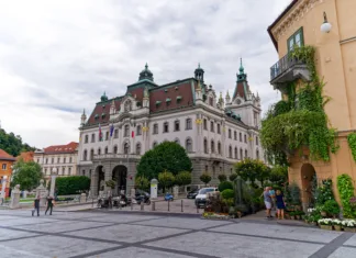Koliko študentov je lani diplomiralo? University building at the old town of City of Ljubljana with entrance and sculpture in the foreground on a cloudy summer day. Photo taken August 9th, 2023, Ljubljana, Slovenia.