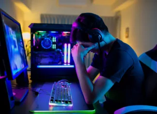 Top 5 najslabših iger v letu 2024 Young asian esport gamer feel painful while playing in Online Video Game because his eye is tired