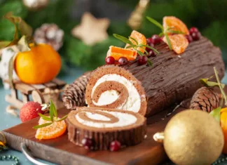 Zanimivosti o roladah: dejstva, ki jih morda ne poznate Yule log roll cake with chocolate ganache on Christmas decorated background