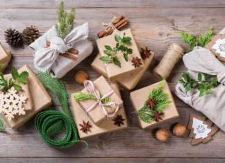 Ideje za trajnostna darila v zadnjem hipu Zero waste Christmas concept. Gift boxes with handmade eco friendly craft wrapping paper and traditional Japanese style furoshiki fabric packaging. View from above