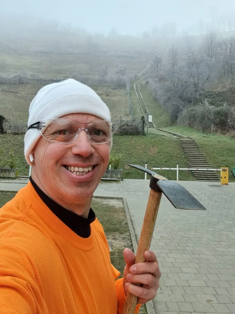 To je Mariborčan, ki je prostovoljno očistil stopnice na Kalvarijo in navdušil Slovence! (FOTO)