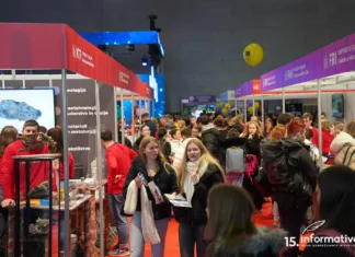 Več kot 300 izobraževalnih programov in več kot 30 zaposlovalcev – Prihaja vseslovenski sejem izobraževanja in poklicev Množica obiskovalcev med razstavljalci na sejmu Informativa
