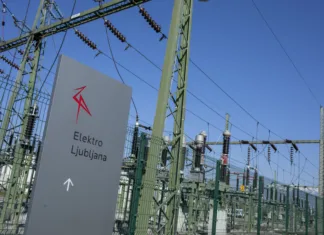 Prihodnost je v elektroenergetiki Tabla Elektro Ljubljana pred transformatorsko postajo
