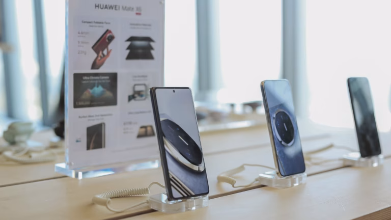 Huawei predstavil pravi premijski zložljivi pametni telefon