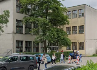 Okno, ki je v ljubljanski šoli padlo na učenca, nameščeno nazaj, ker se ob padcu ni razbilo Osnovna šola Ketteja in Murna