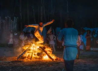 Uvod v slovansko mitologijo: Značilnosti, bogovi in mitološka bitja Cedynia, Poland, June 2019 Pagan reenactment of Kupala Night, called in Poland Noc Kupaly, man showing his bravery is jumping over bonfire. Slavic holiday celebrated on the shortest night of the year