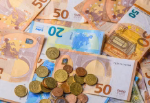 Prispevki za s.p. nižji od 400 evrov? Vlada predlaga prav to … Euro banknotes on the table. Close up of euro cash money background, concept of finance and good earnings