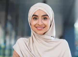 Študentkin hidžab: Novomeška fakulteta odgovarja na napačne interpretacije Head shot of beautiful woman student, teacher or blogger. Portrait of smiling millennial beautiful nice middle eastern woman in hijab look at webcam, make video call outdoor, close up, free space