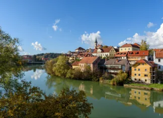 Mladi v Novem mestu, pozor! Občina bo pomagala pri najemu, kreditih in stroških Idyllic townscape of Novo mesto in Slovenia.