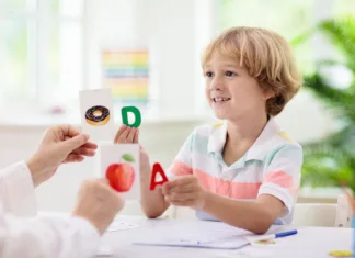 Starši, ali vaš otrok poimenuje te besede? Vaše izkušnje bodo velik del prvega takega testa Kids learn to read. Colorful abc phonics flash cards for kindergarten and preschool children. Remote learning and homeschooling for young kid. Child reading sounds and letters. English lesson.
