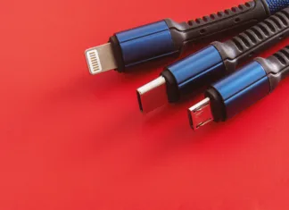 Kaj od vas zahteva nov evropski zakon? "USB Cables on Red Background" - A close-up of USB-C, lightning, and micro USB cables with black and blue colors on a red background.