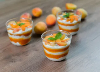 Znane osebnosti, ki obožujejo sladice v kozarčkih White Chocolate Mousse with apricots and mint.