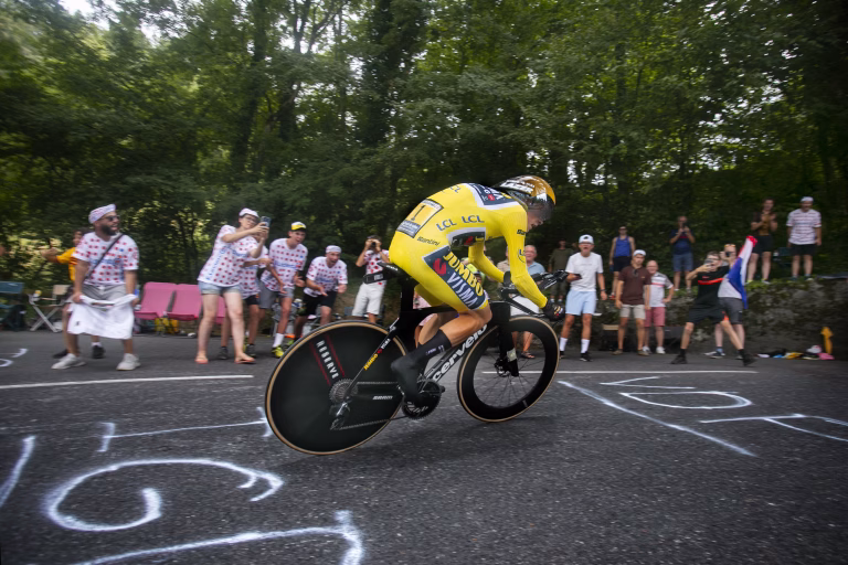 Zakaj je UCI prepovedal tehniko, ki jo je uporabljal tudi Pogačar?