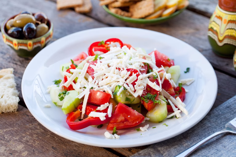 Recept za šopsko solato, ki ti bo vzela manj kot 10 minut