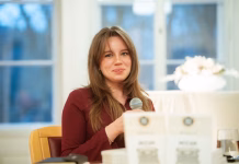 Mozaik: Iva Hancman s poetičnim prvencem tlakuje svetlo prihodnost Iva Hancman