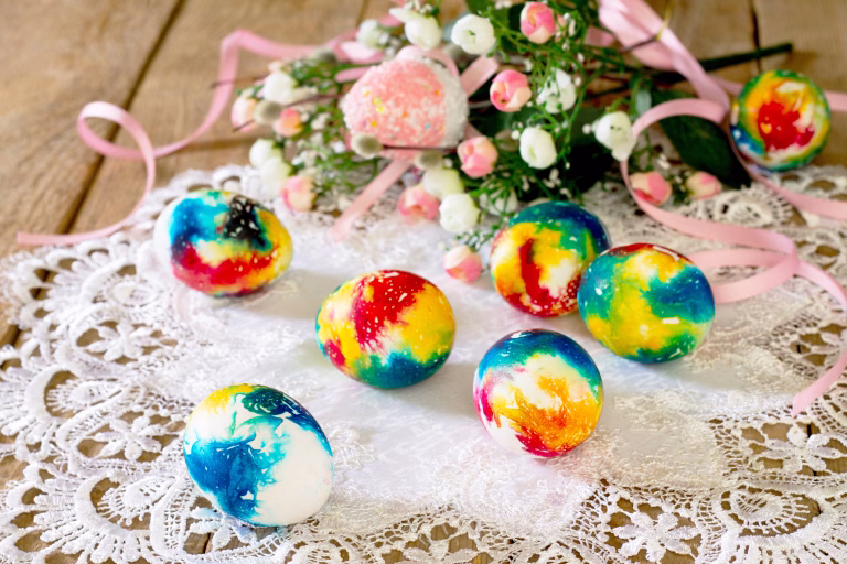 Barvanje jajc s sodo bikarbono in lepilom? Rezultat so tie-dye velikonočna jajčka