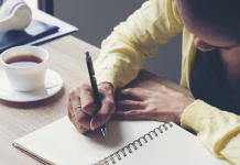 Slovnični nasvet: Ujemanje in sestavni veznik »ali« Planner plan Schedule Calendar and reminder agenda, work at home. Man hand planning daily appointment and write business trip in diary book at office desk. 2025 Calendar reminder event concept-banner image.